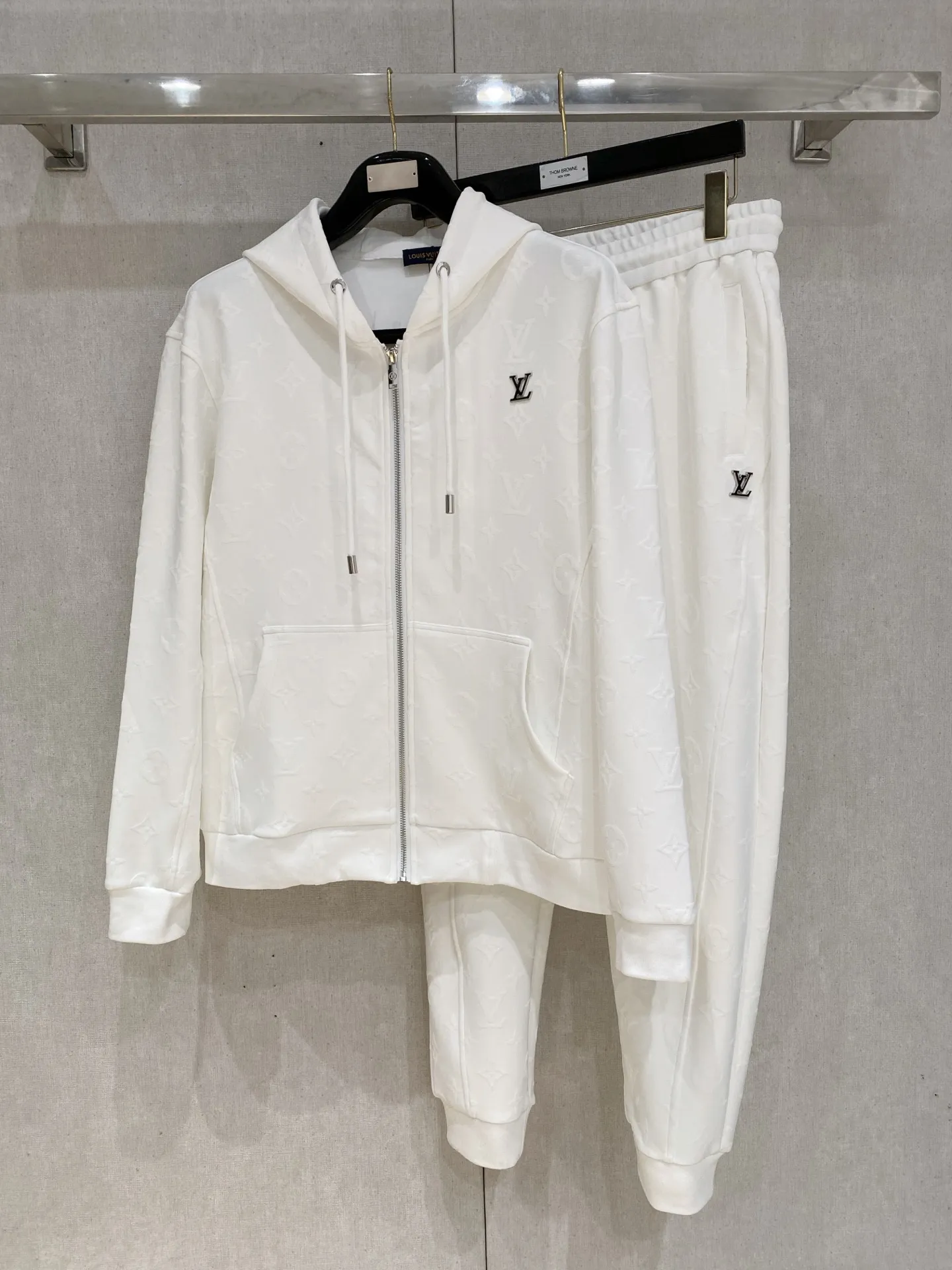 🅿️720 LV hot-selling suit is coming. Focus on the original version of the official website. 2025 new hot-selling cardigan suit. The original order is the best. 🇭🇰The meticulous work of top designers. It has a fitting and perfect upper body effect. All-natural high-quality Tencel Roman cotton 100%, close-fitting comfort, noble and elegant! Original hardware embodies elegance and nobility! Counter size: M-3XL (maximum wear up to 190 pounds)
